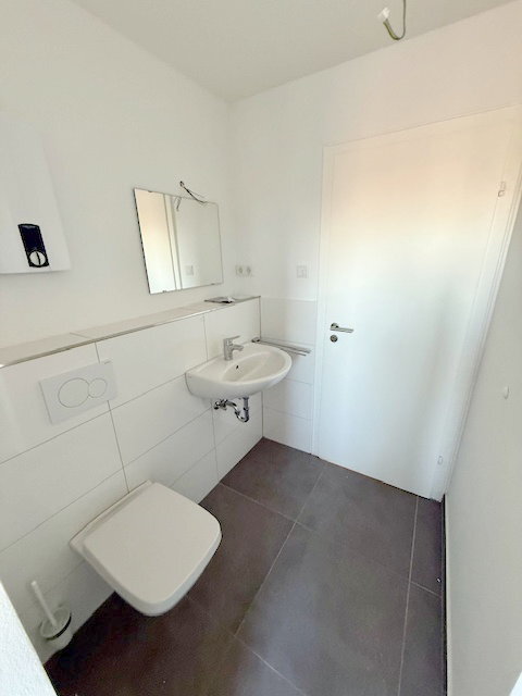 Im Herzen von Neuss: Helle und moderne 3-Zimmerwohnung im Dachgeschoss mit Tageslichtduschbad - Foto 2